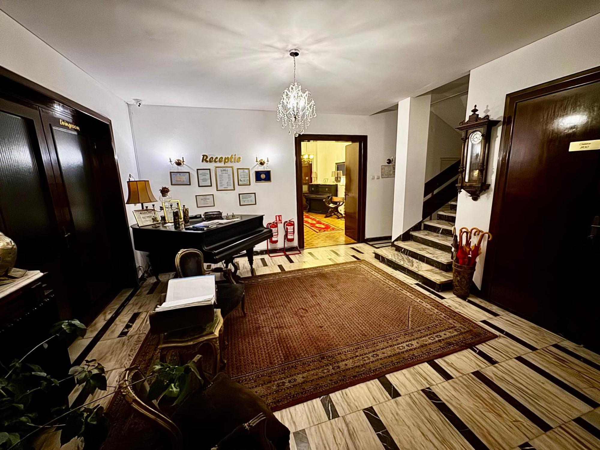 Hotel Casa Negustorului Deva Esterno foto