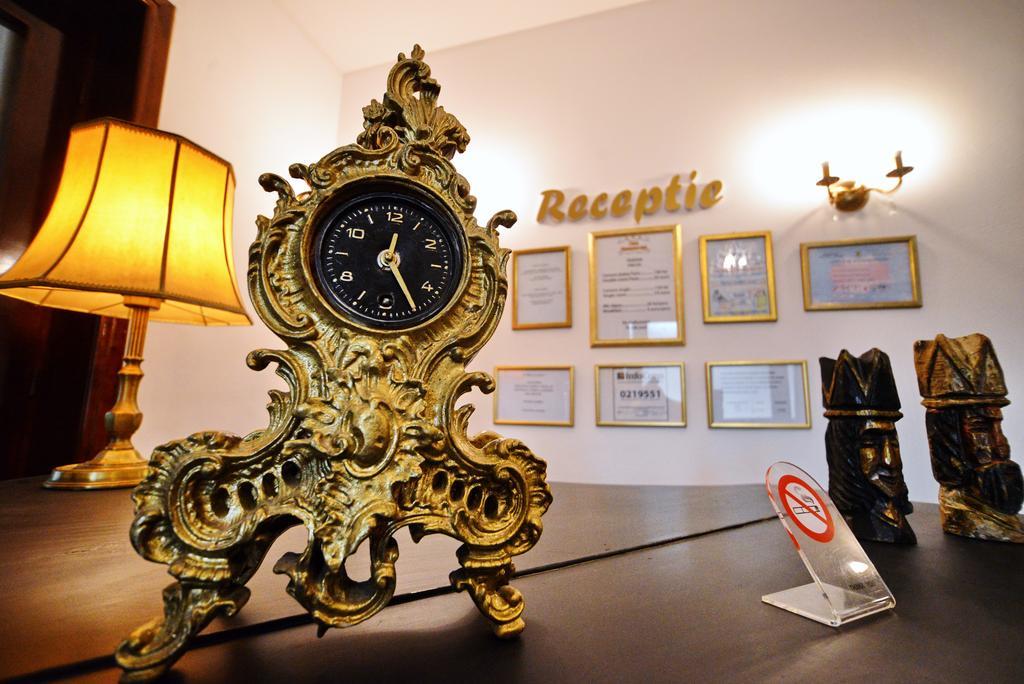 Hotel Casa Negustorului Deva Esterno foto