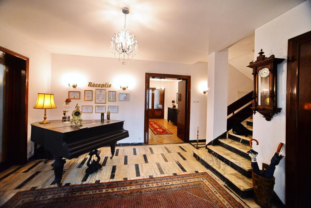 Hotel Casa Negustorului Deva Esterno foto