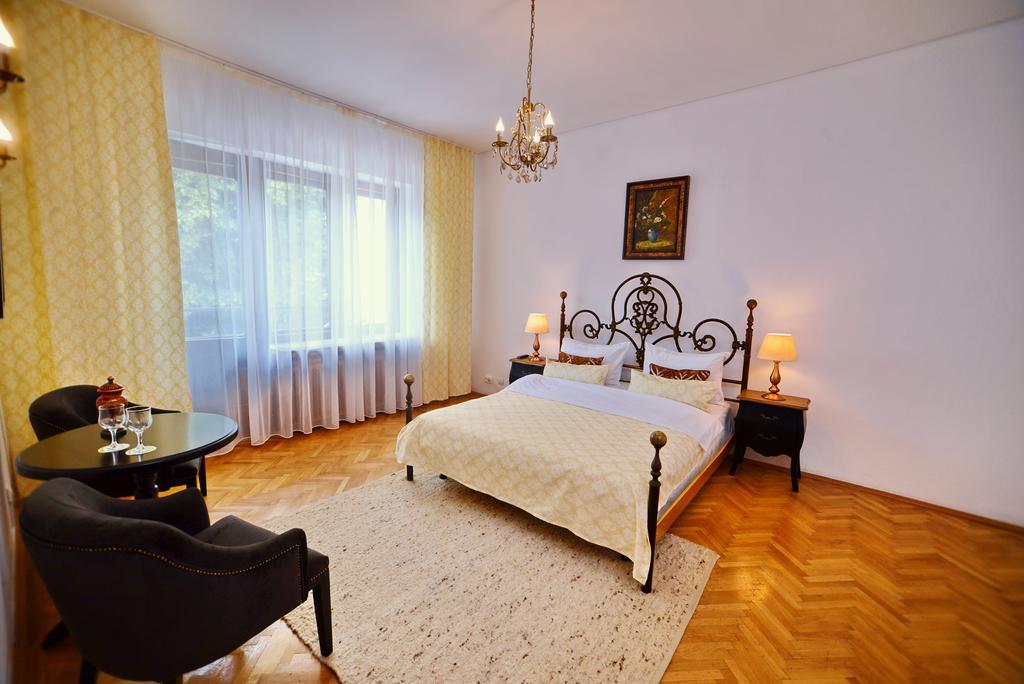 Hotel Casa Negustorului Deva Esterno foto