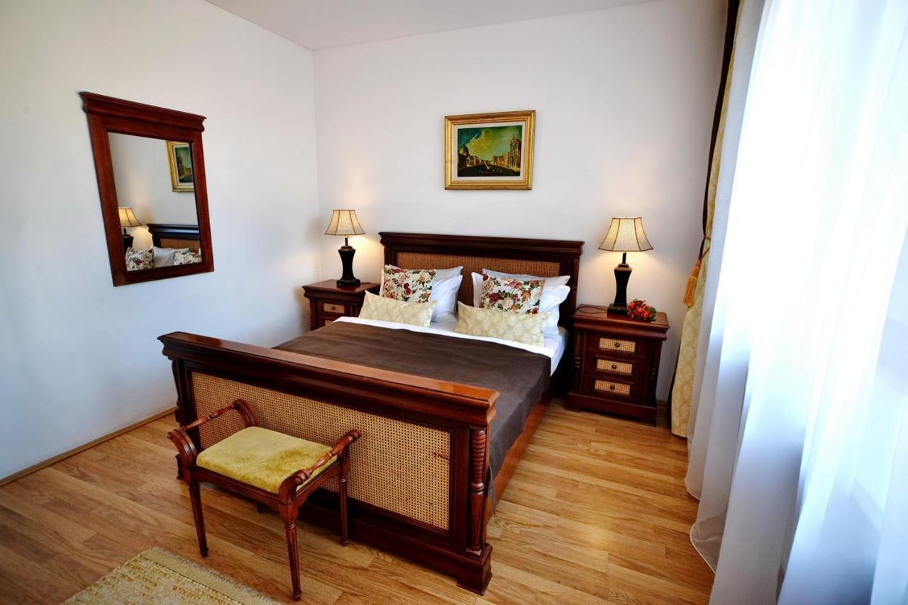 Hotel Casa Negustorului Deva Esterno foto