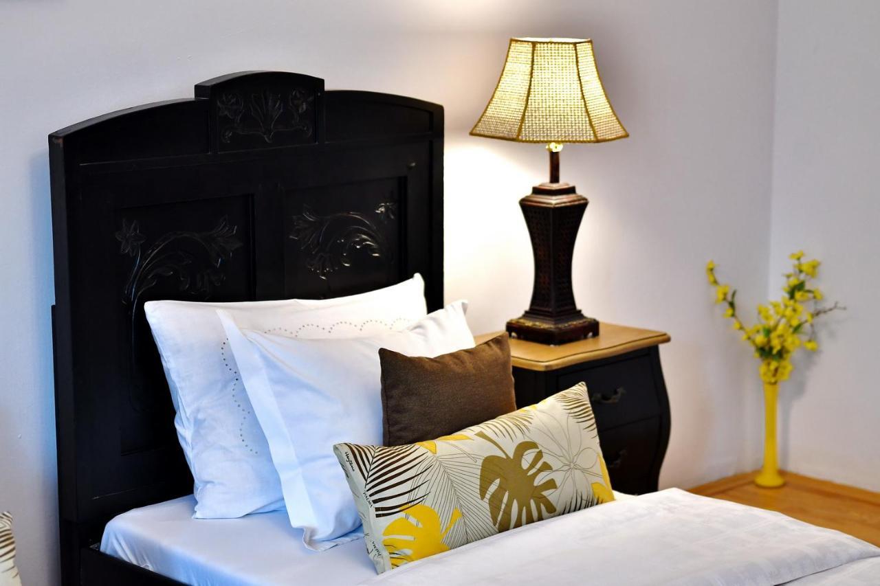 Hotel Casa Negustorului Deva Esterno foto