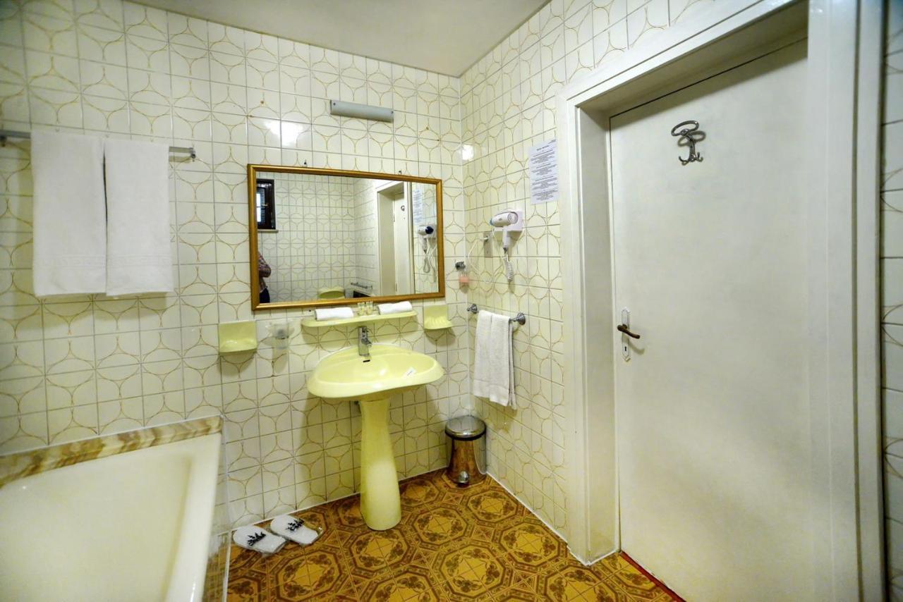 Hotel Casa Negustorului Deva Esterno foto