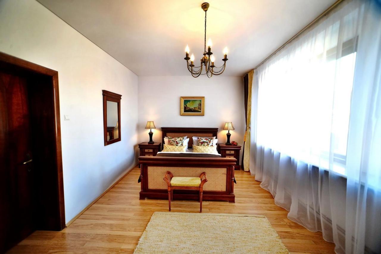 Hotel Casa Negustorului Deva Esterno foto