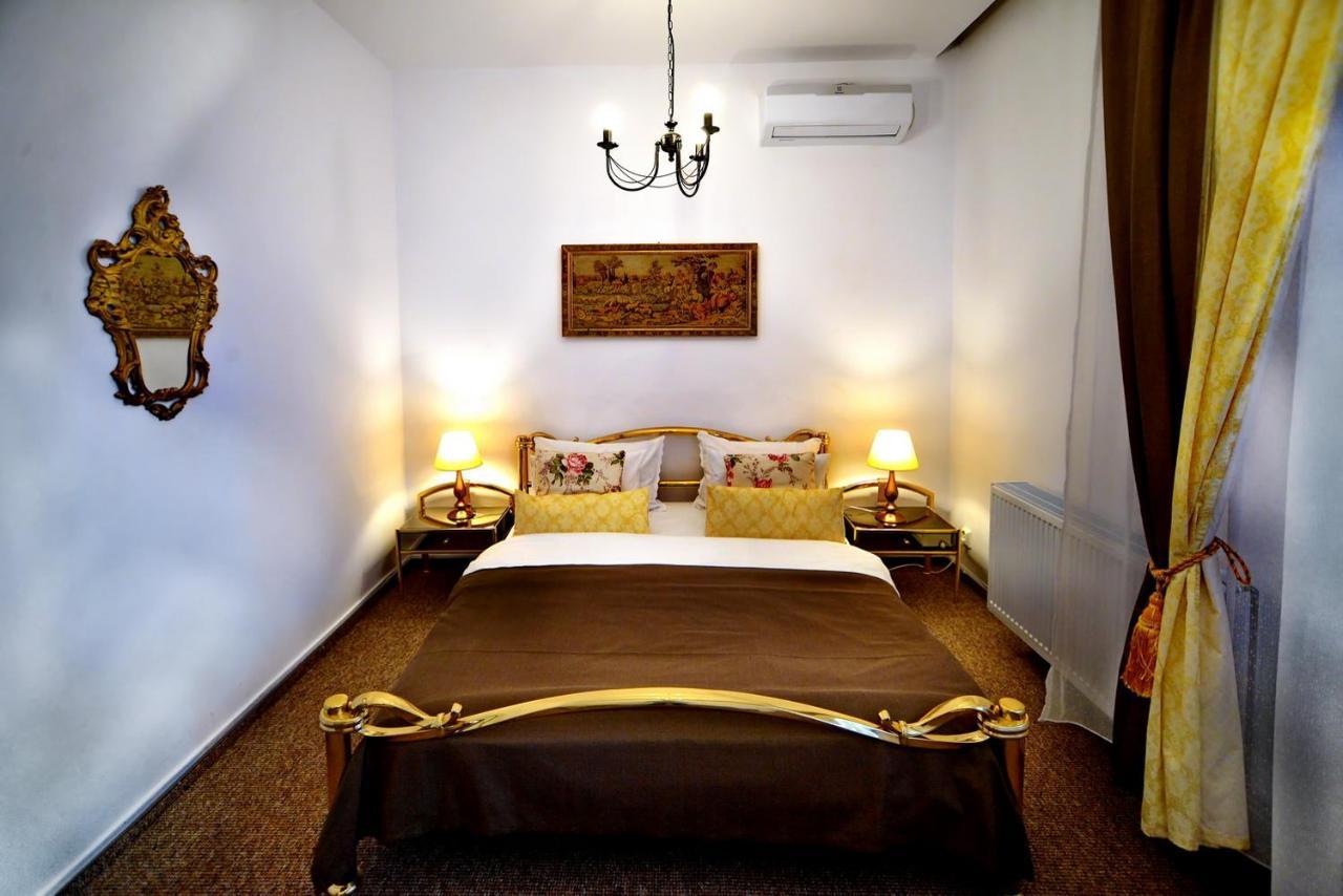 Hotel Casa Negustorului Deva Esterno foto