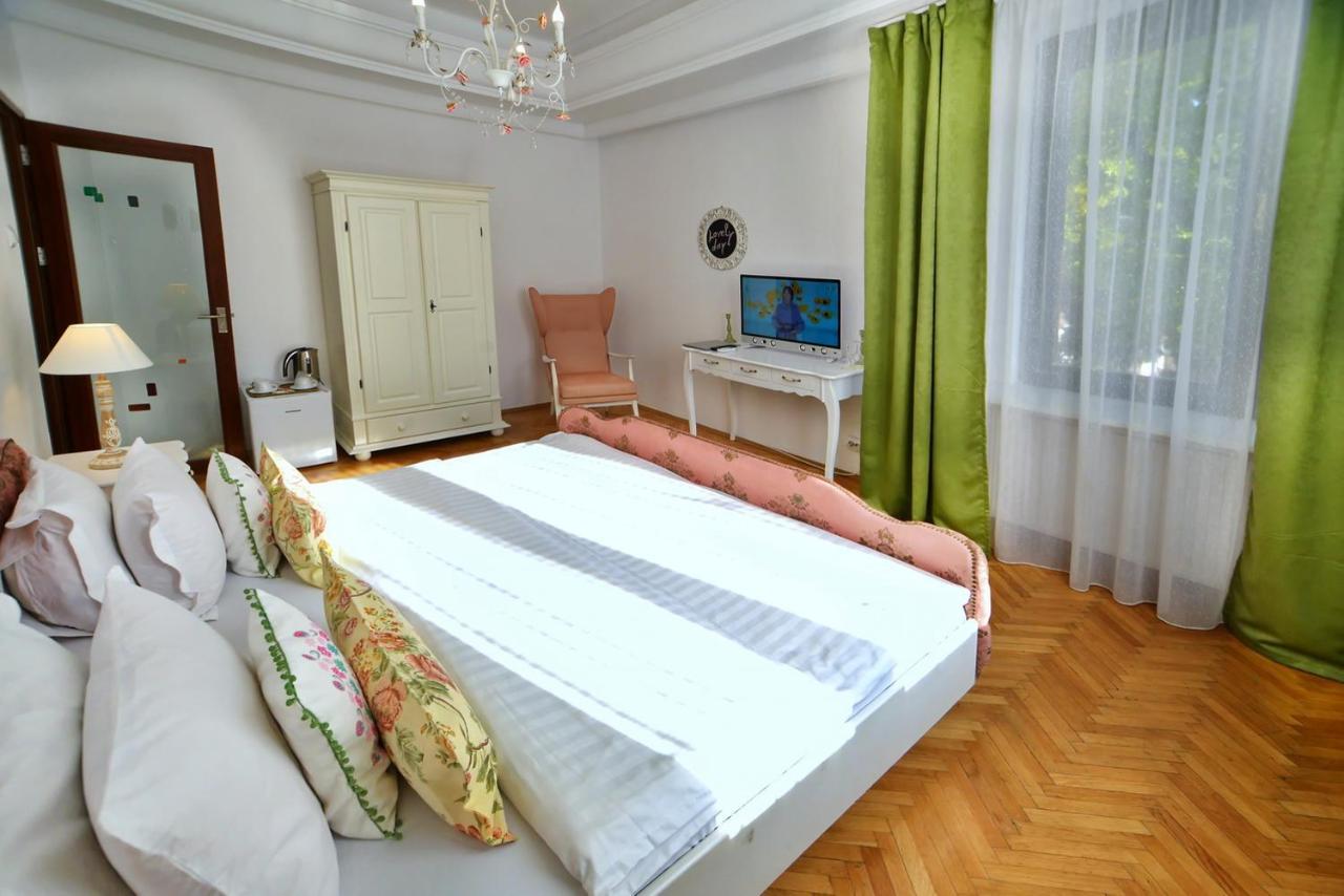 Hotel Casa Negustorului Deva Esterno foto
